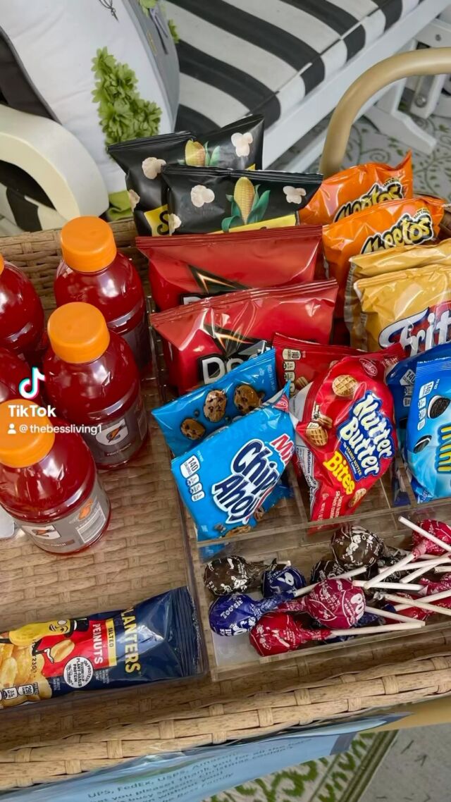 With the demanding schedule and busyness of the holiday season let’s stock the snack cart full of goodies. Thanks to all the #deliveryheroes making Christmas happen! You’re appreciated. #christmas #vlogmas #snacks #howtostyleabarcart #barcart #cartsnacks
